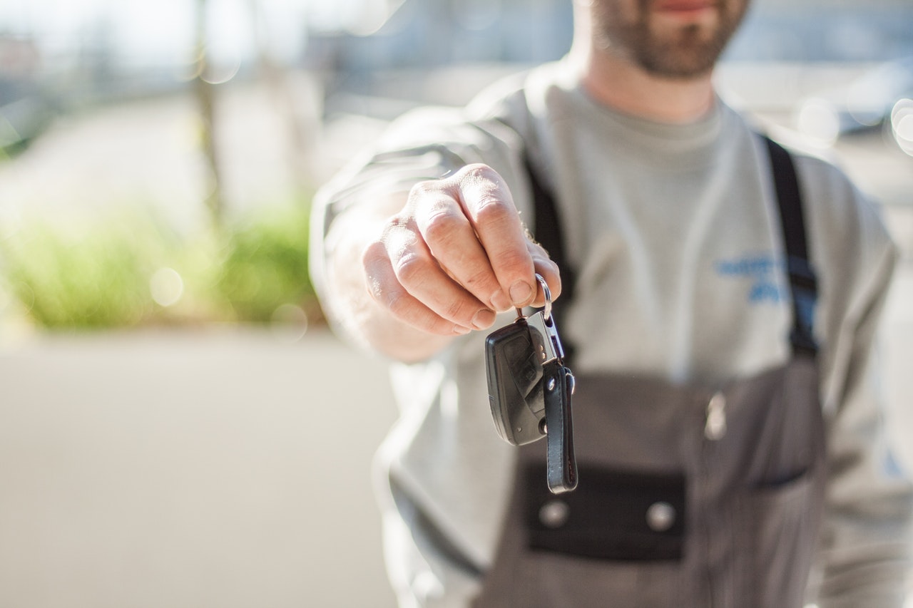 man giving keys of rental car after accident