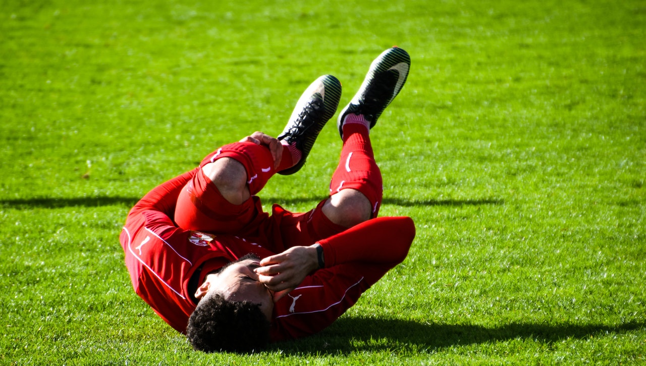 soccer player sustaining a sports injury while playing